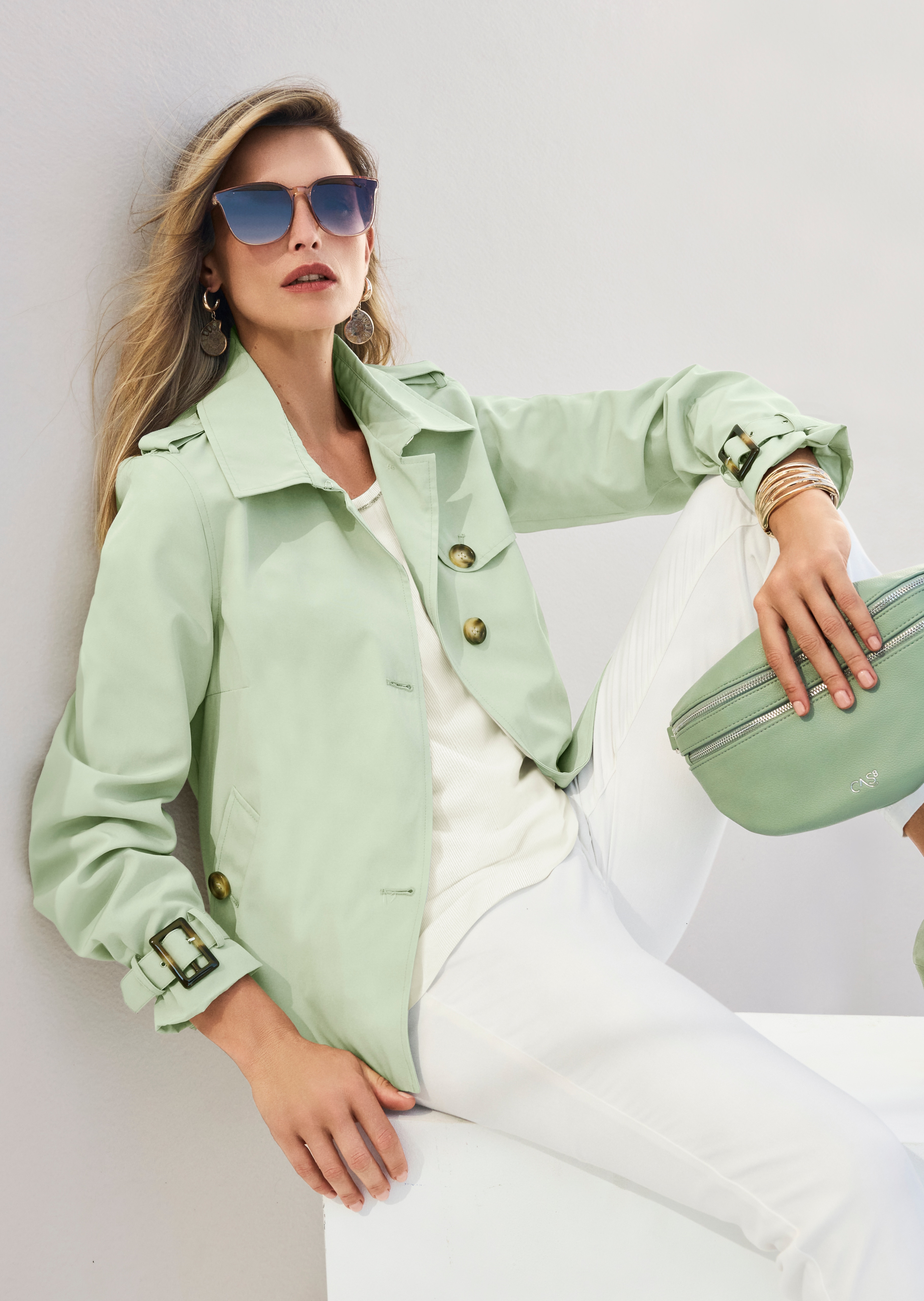Short jacket in trench style