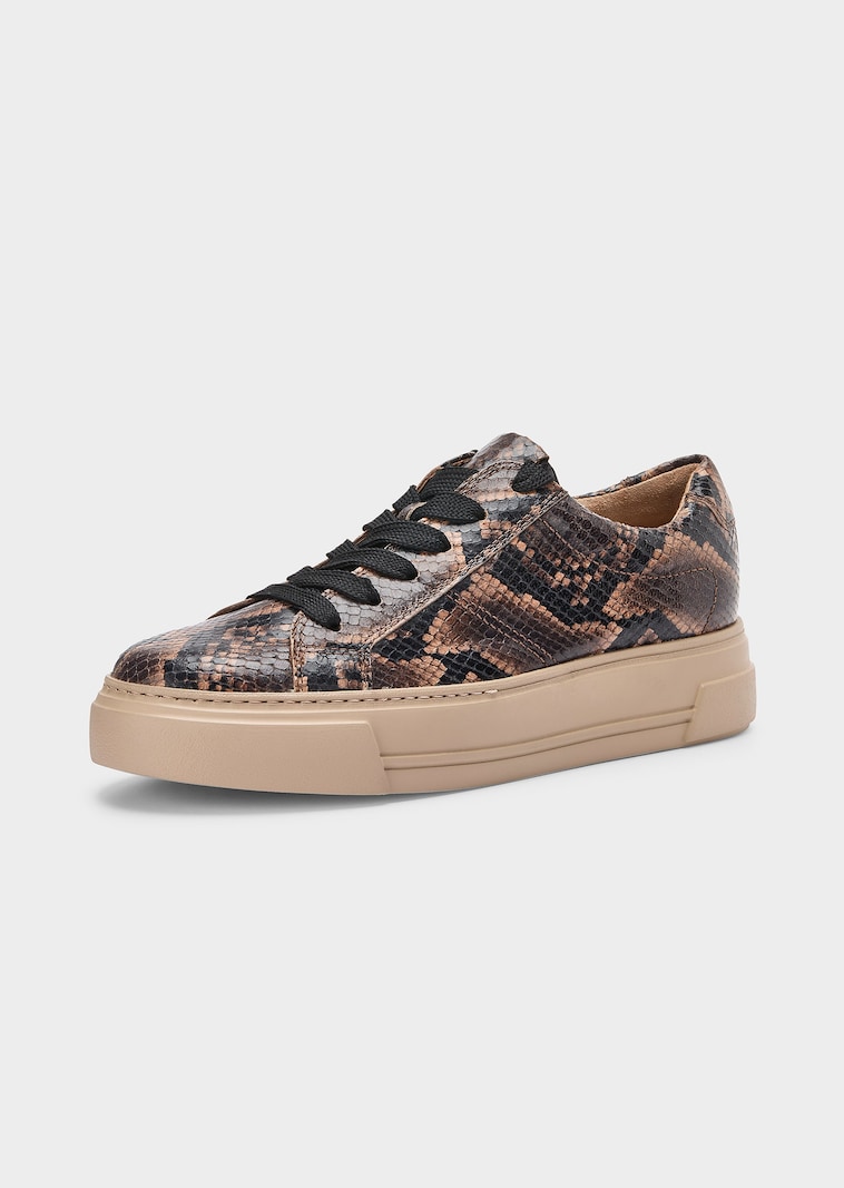 Sneaker mit Plateausohle und Snake-Print