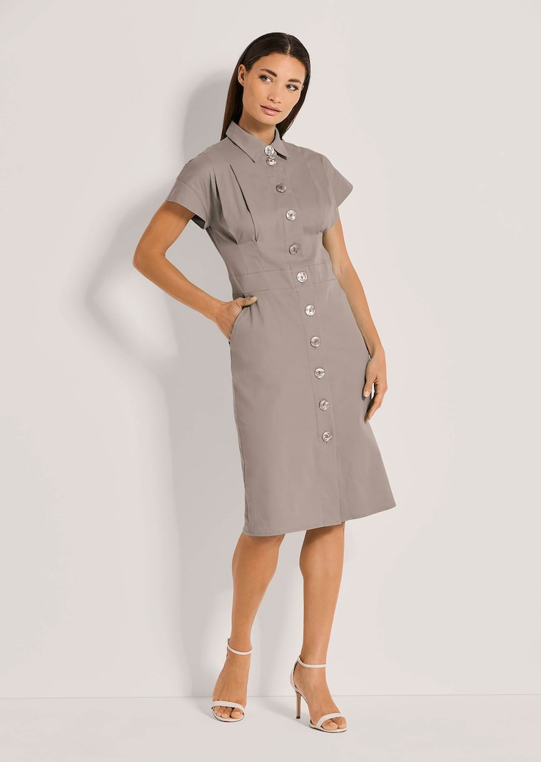 Etuikleid mit dekorativer Knopfleiste