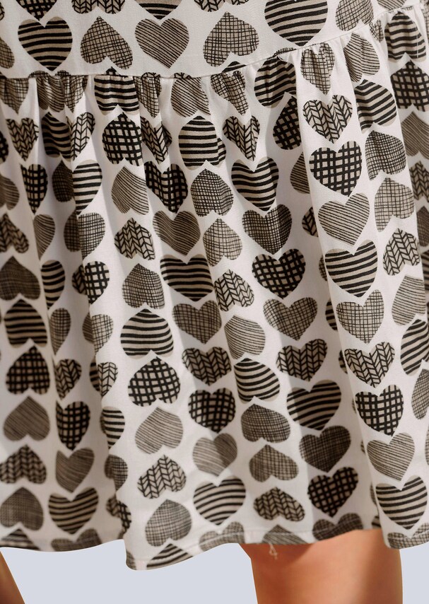 Kleid mit Herzendessin 1