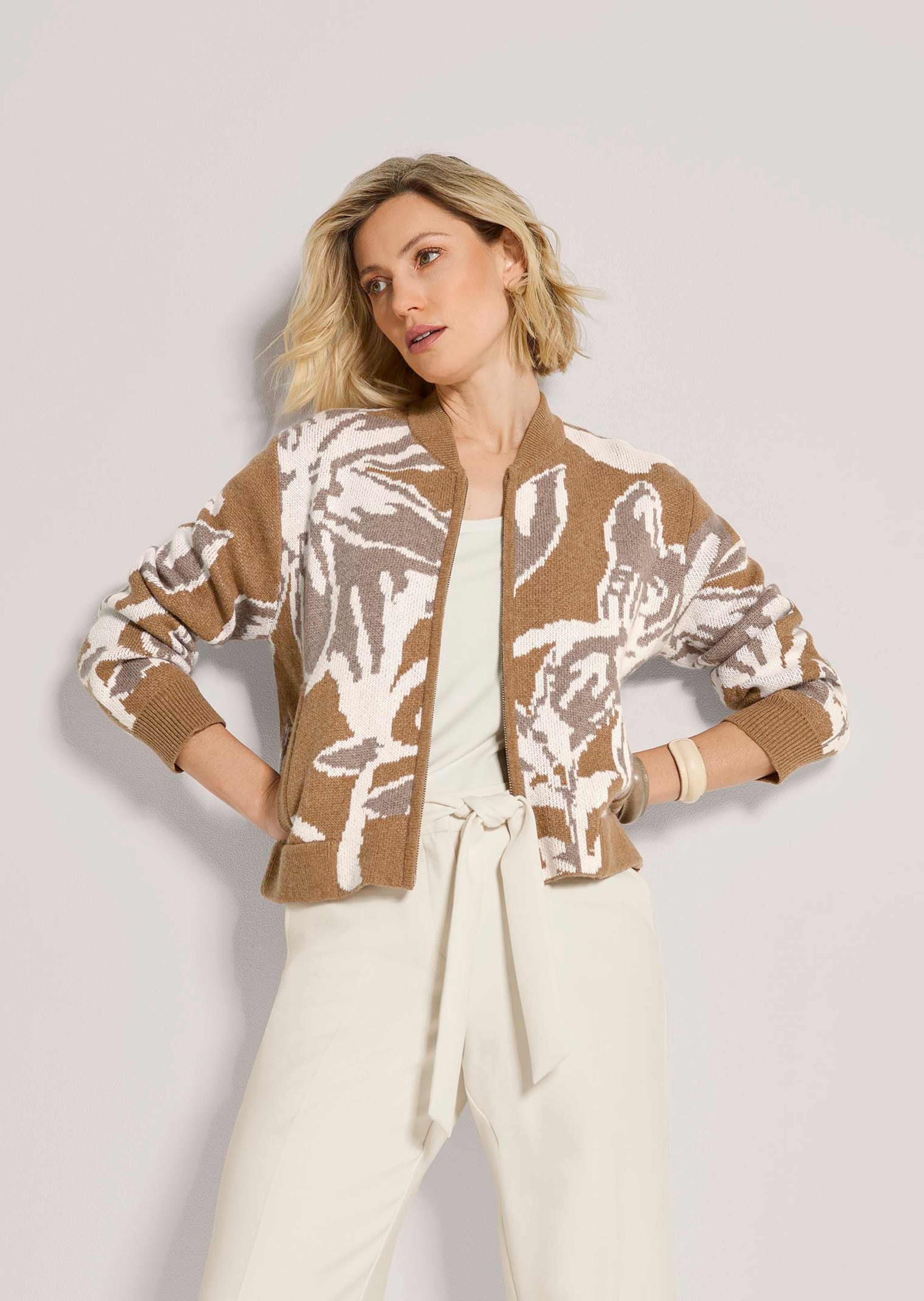 Strickblouson mit Jacquard-Blütendessin