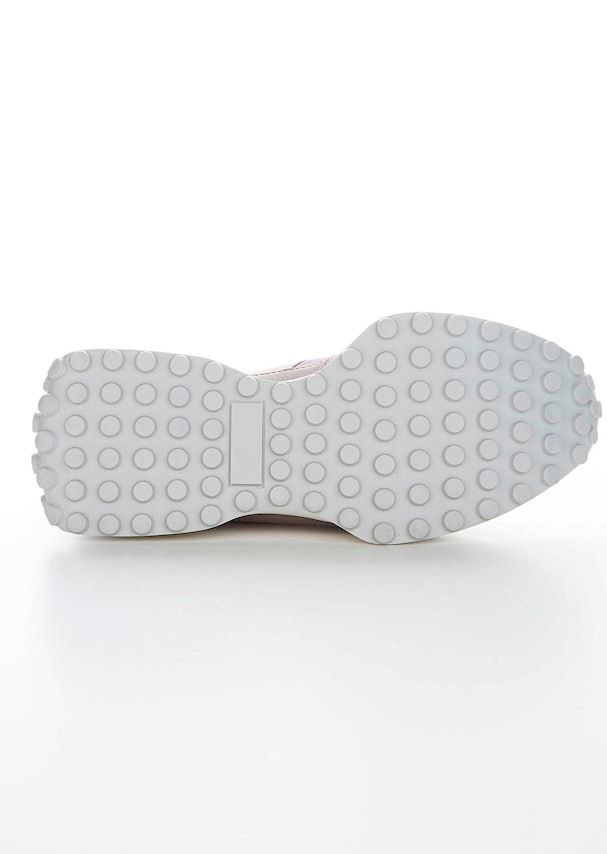 Sneaker mit modernem Materialmix 4