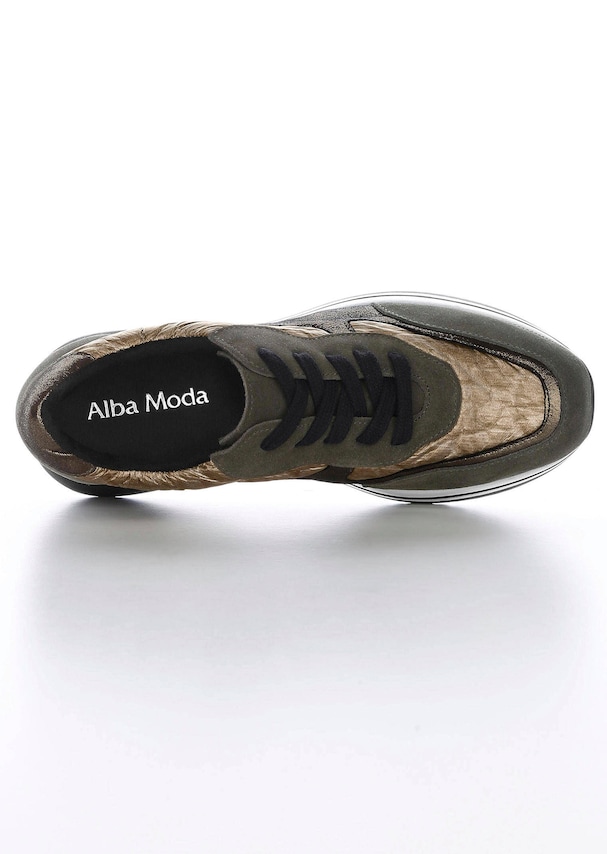 Sneaker mit modernem Materialmix 1