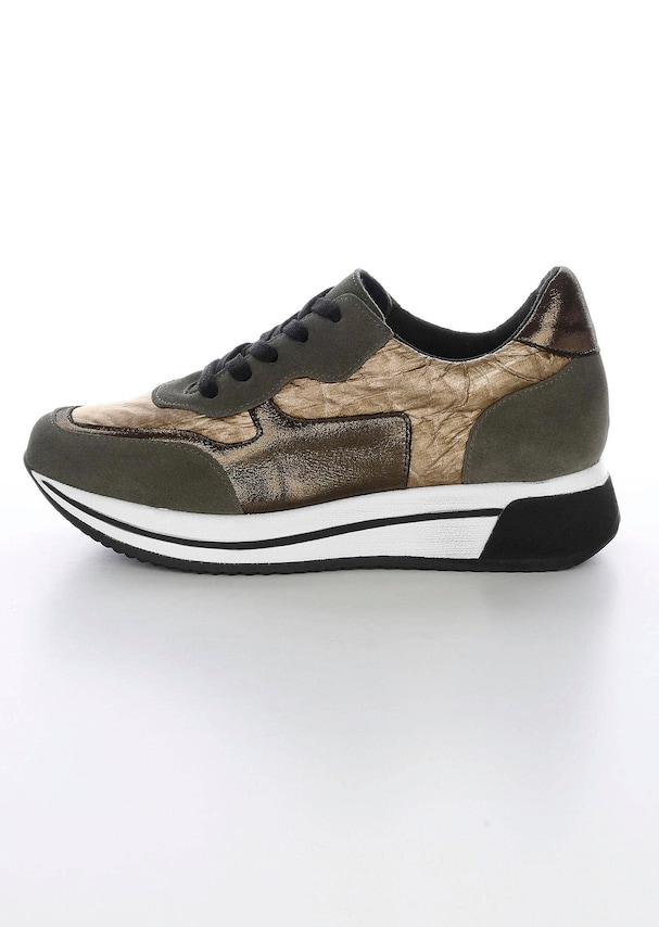 Sneaker mit modernem Materialmix 6