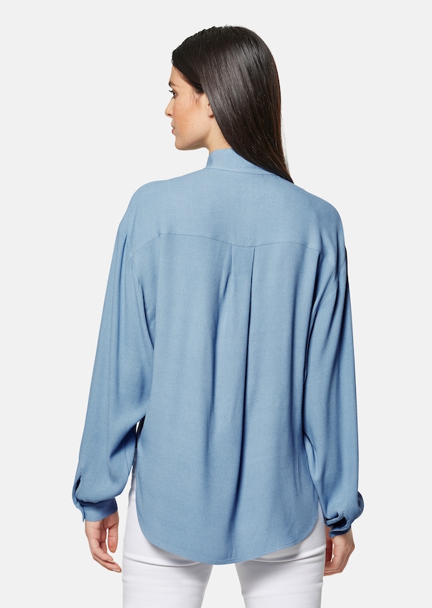 Stand-up collar blouse with a sophisticated extra 2