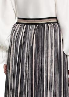 Ilmavasti laskeutuva hame, jossa kiiltäviä raitoja thumbnail 5