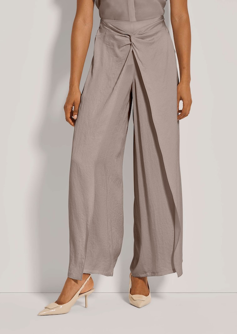 Weite Stoffhose mit Überwurf