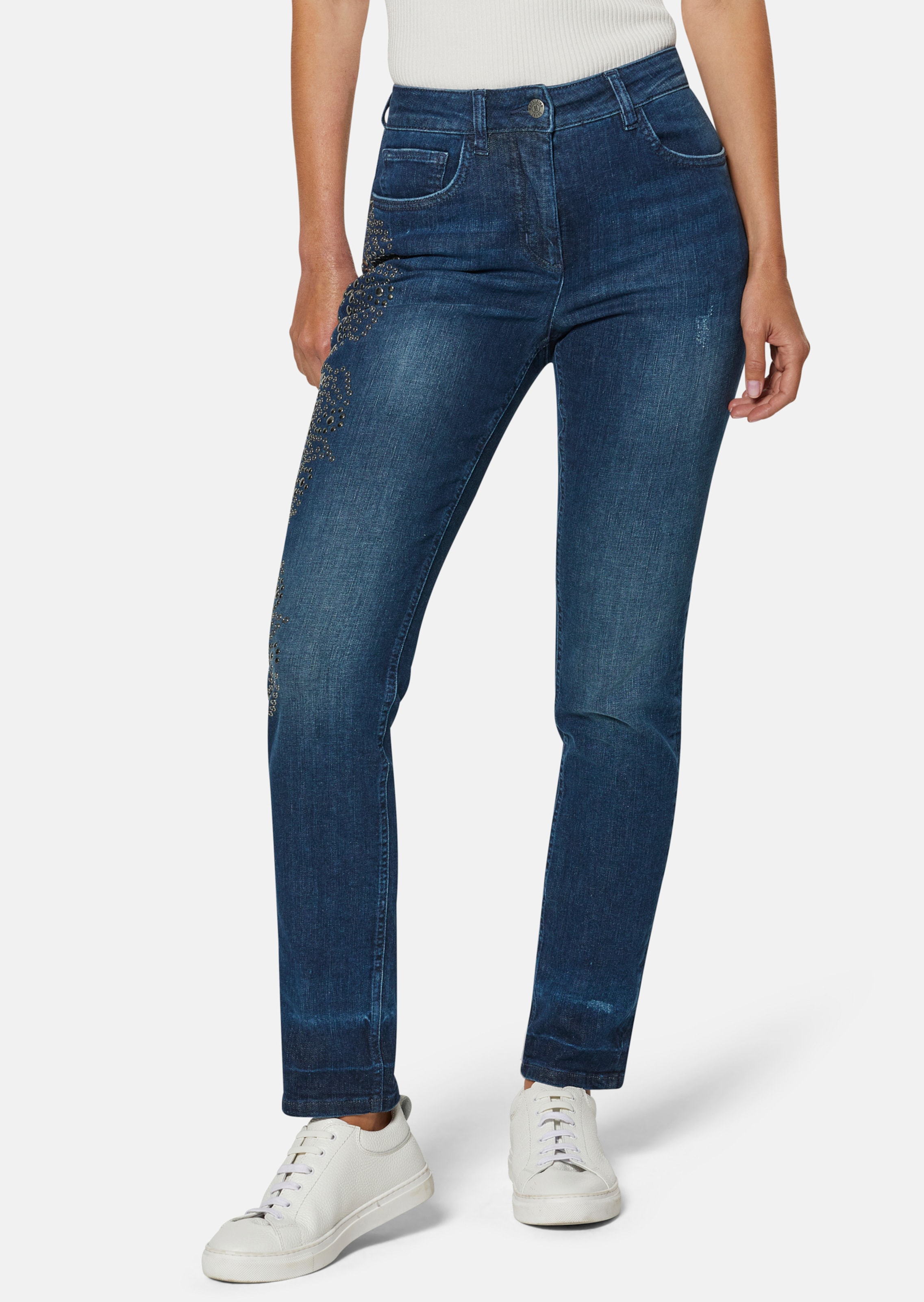 Schlanke Stretch-Jeans mit glanzvollen Nieten