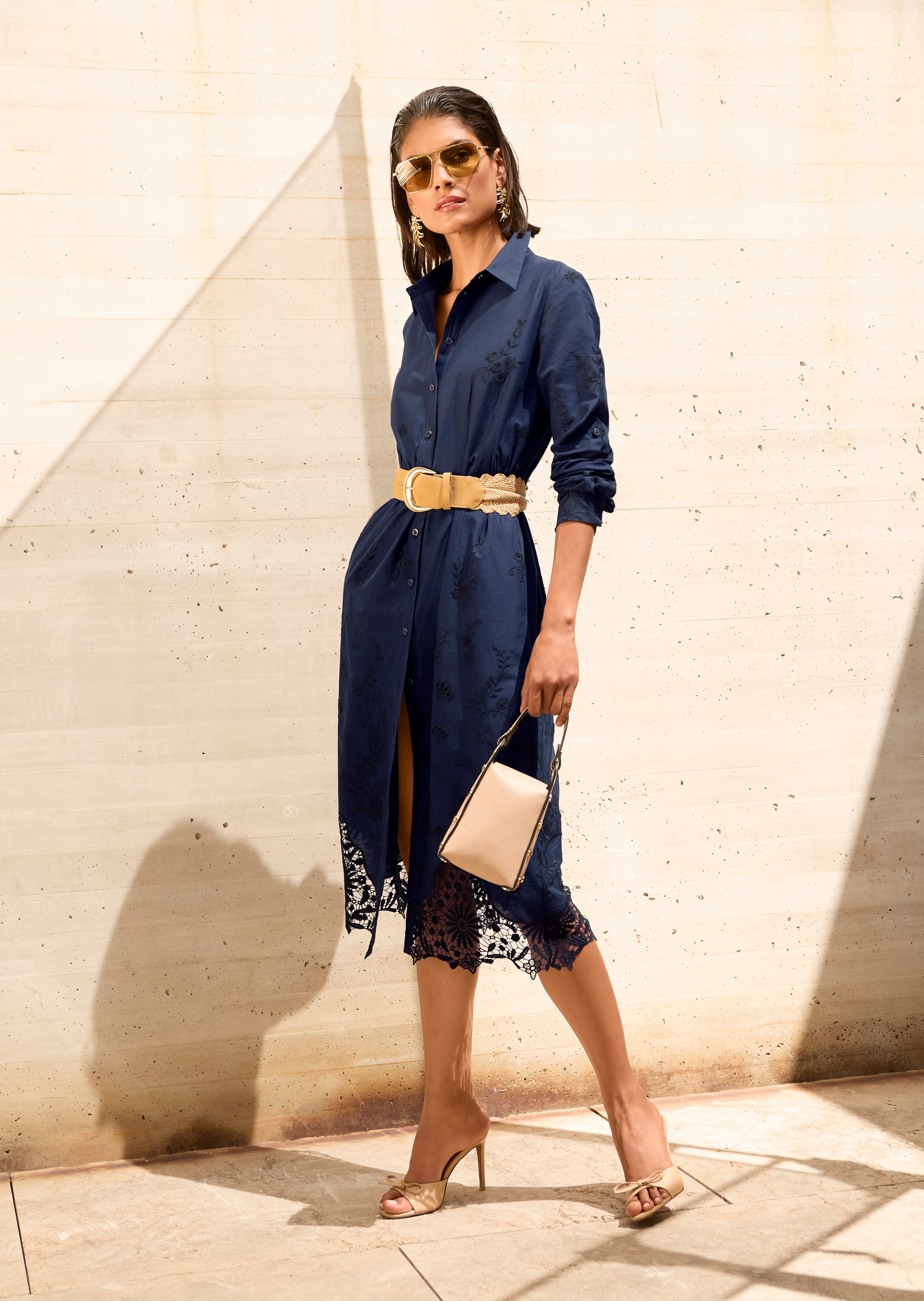 Robe chemise brodée avec dentelle