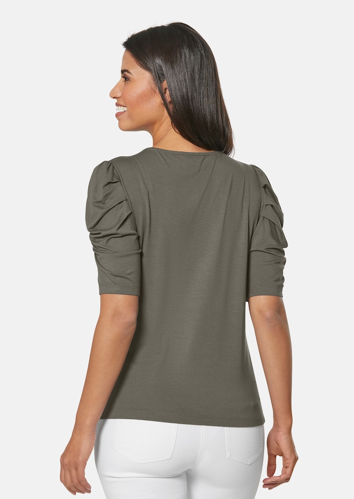 Shirt with shoulder accentuation 2