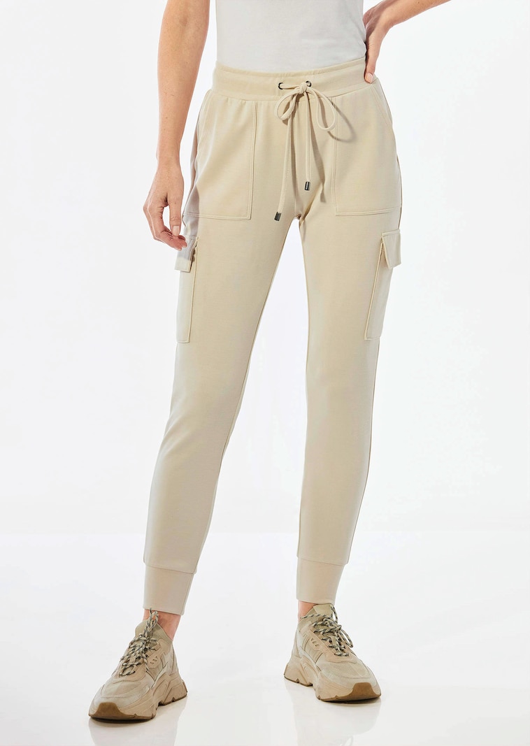 Mukavat kapealahkeiset collegehousut