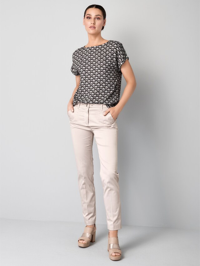 Bluse mit grafischem Druck 6