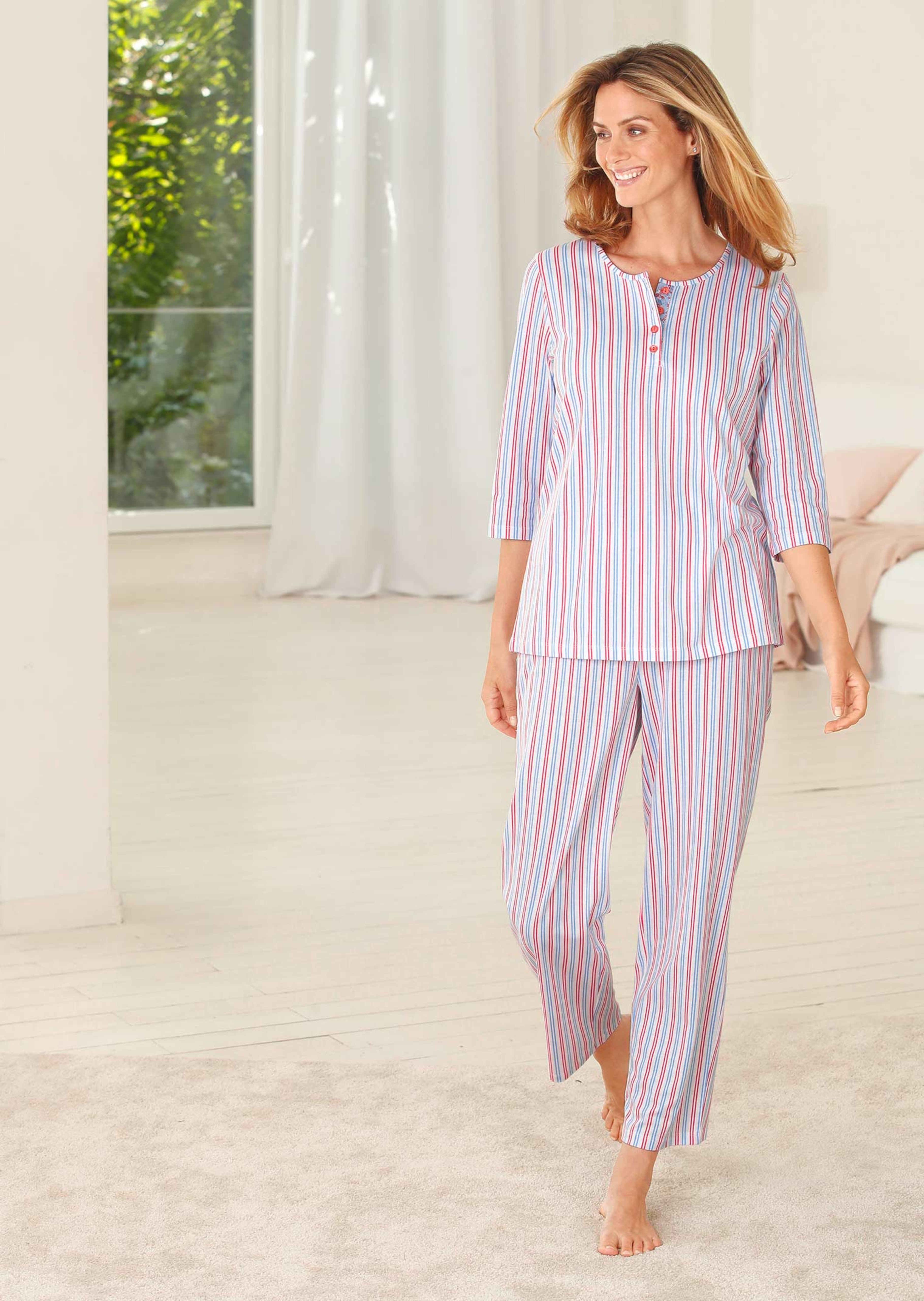 Raidalliset pyjamahousut