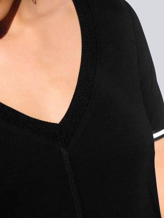 Jerseykleid mit kontrastfarbigen Paspelierungen