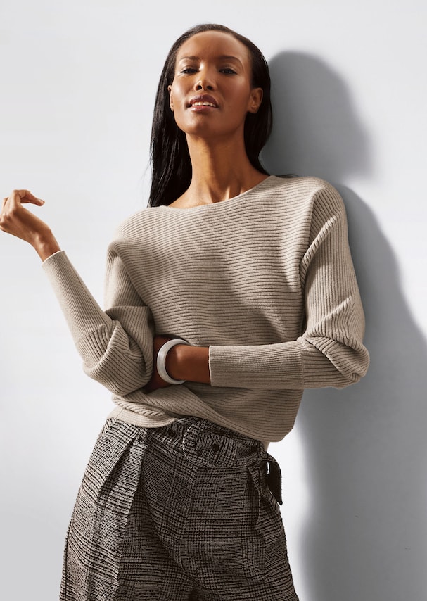 Round neck jumper with batwing sleeves