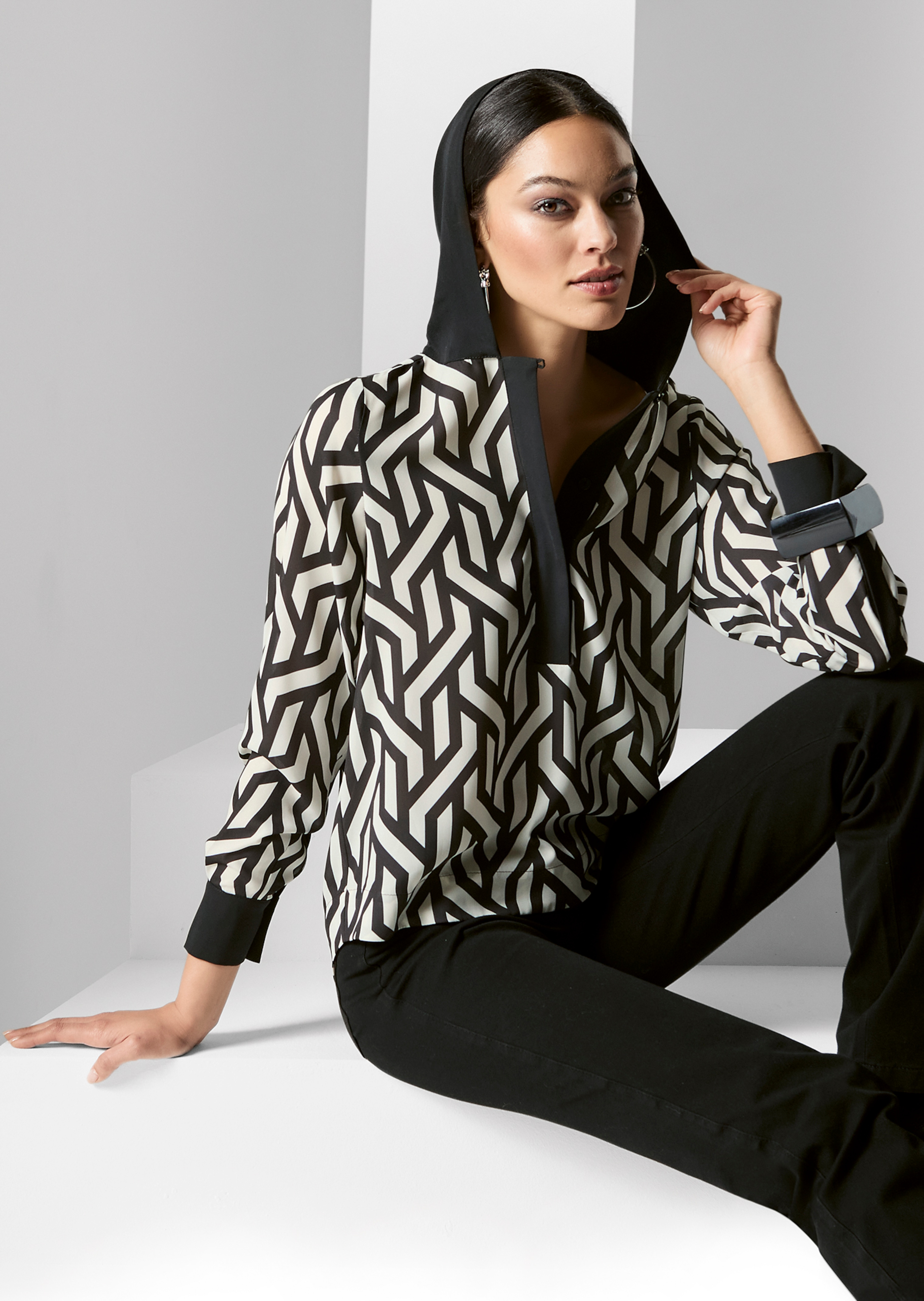 Bluse mit Kapuze