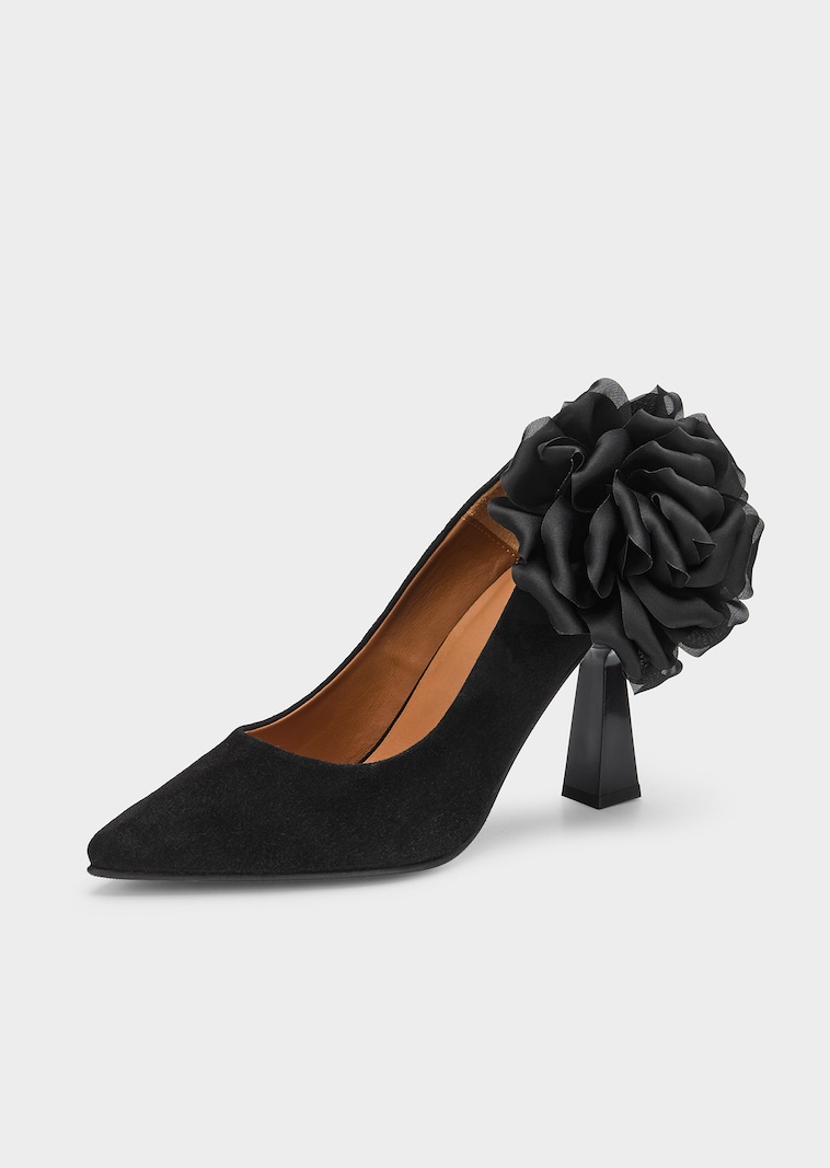 Pumps mit außergewöhnlichem Blüten-Ornament