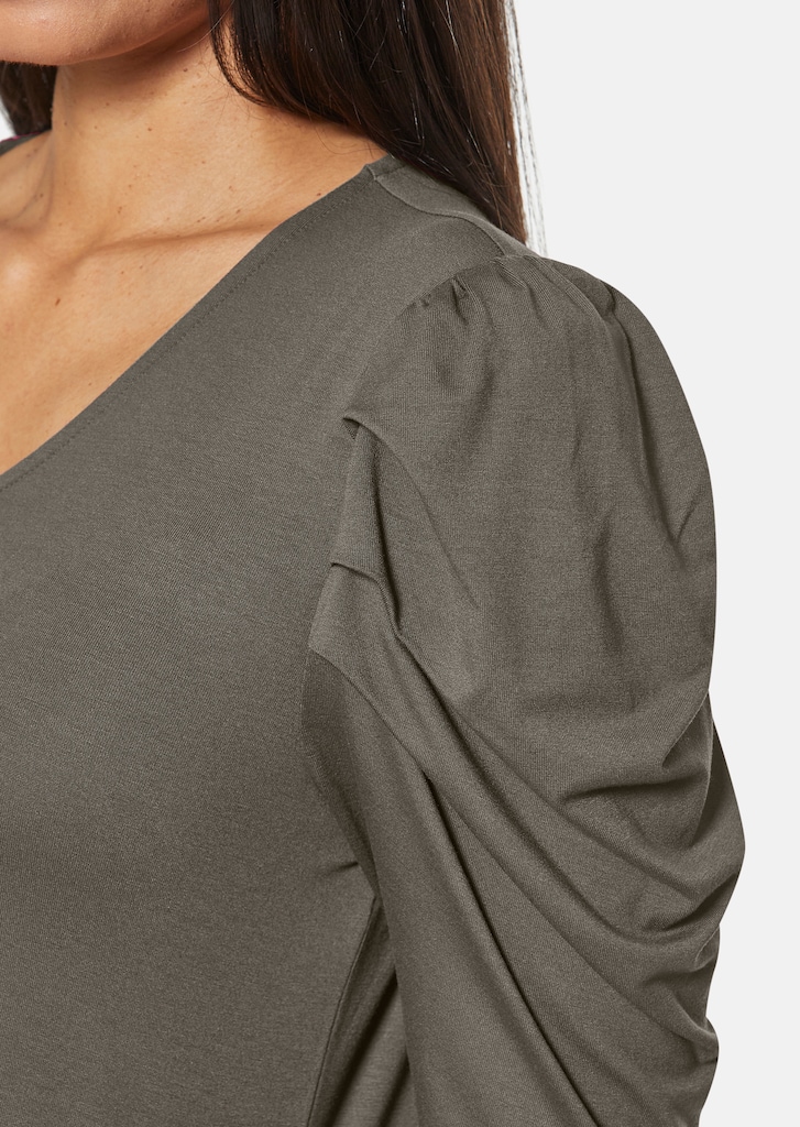 Shirt with shoulder accentuation 4
