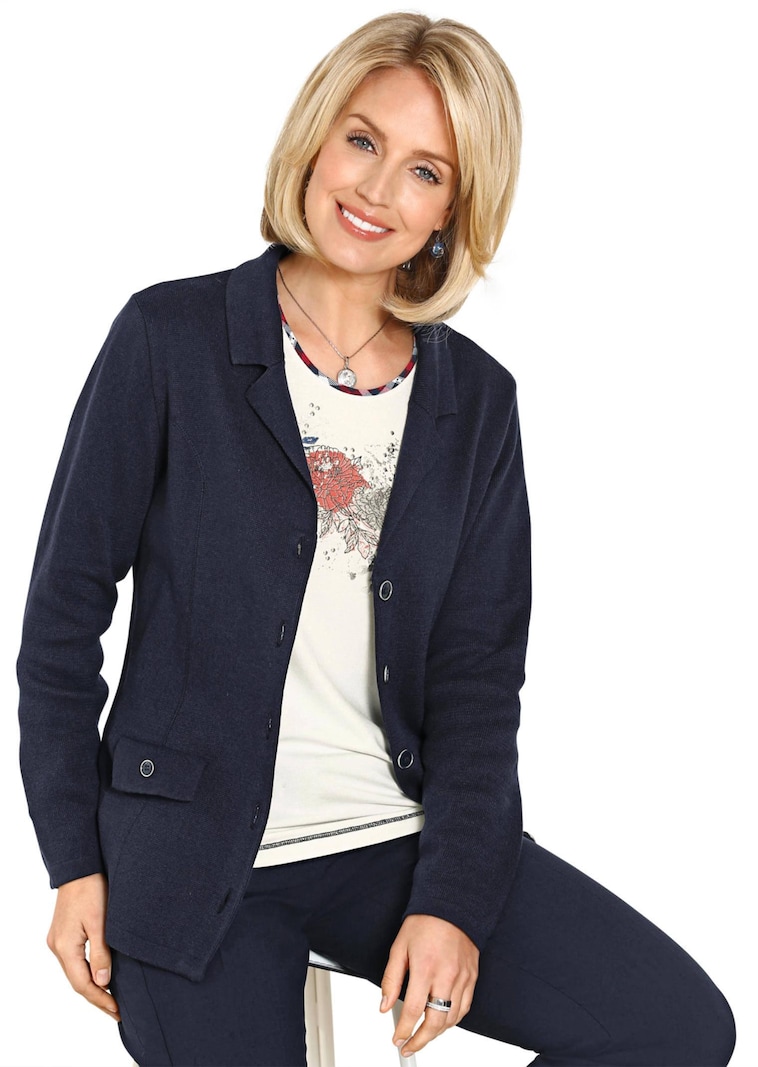 Ryhdikäs neulebleiseri, jossa somat napit ja taskut