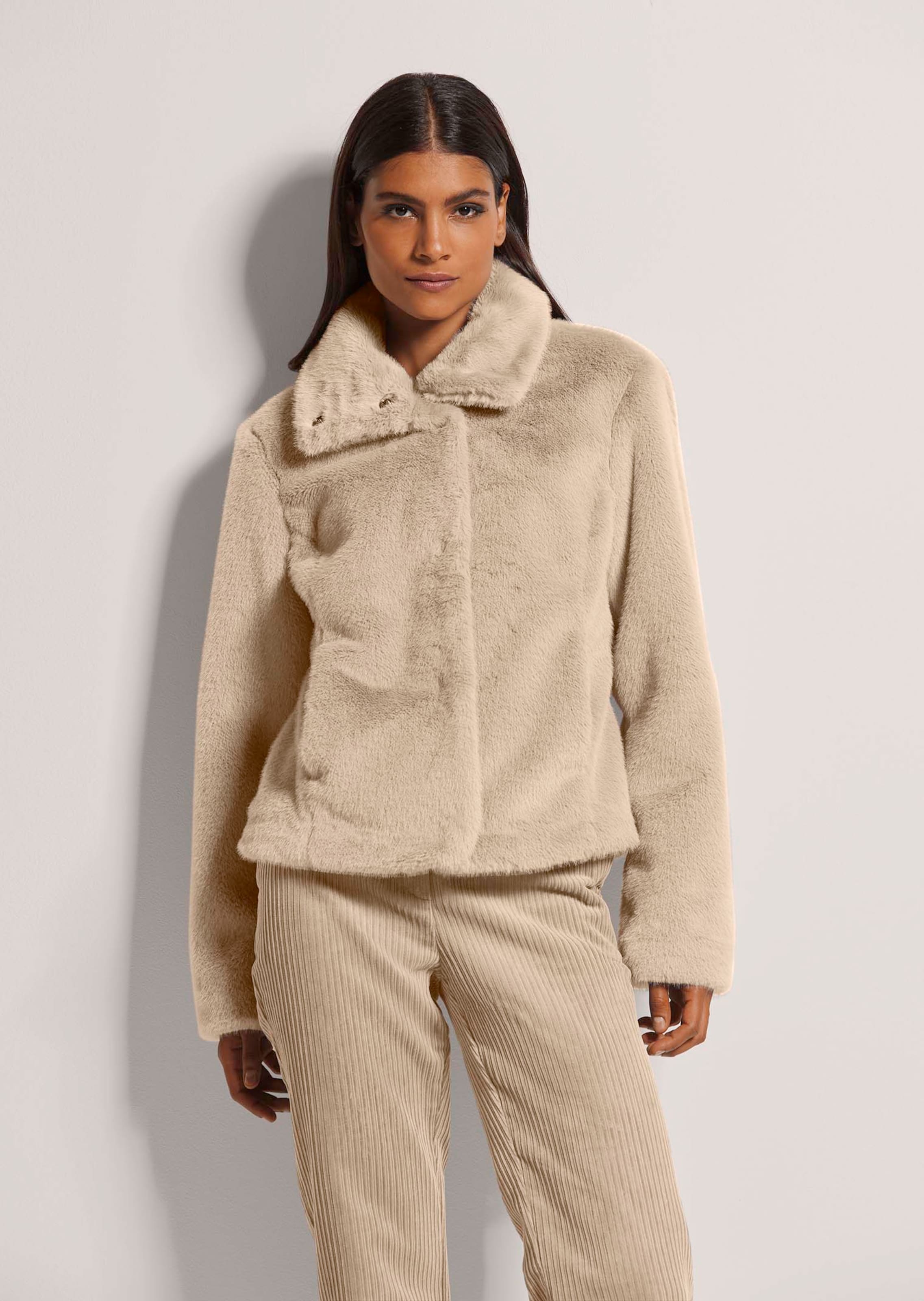 Veste courte en fausse fourrure tendance
