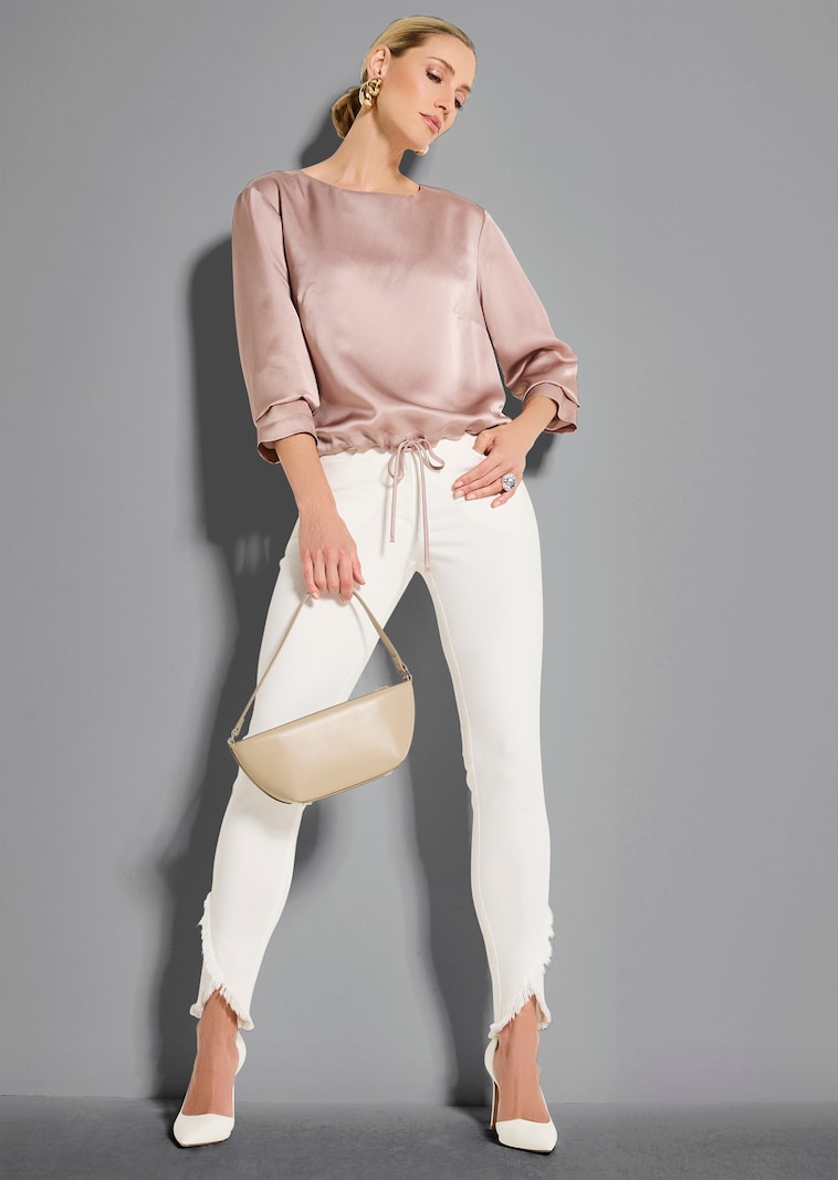 Schlanke Jeans mit Fransensaum