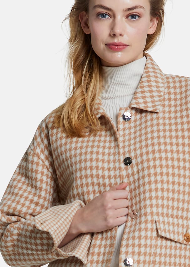Jacket with houndstooth pattern 3