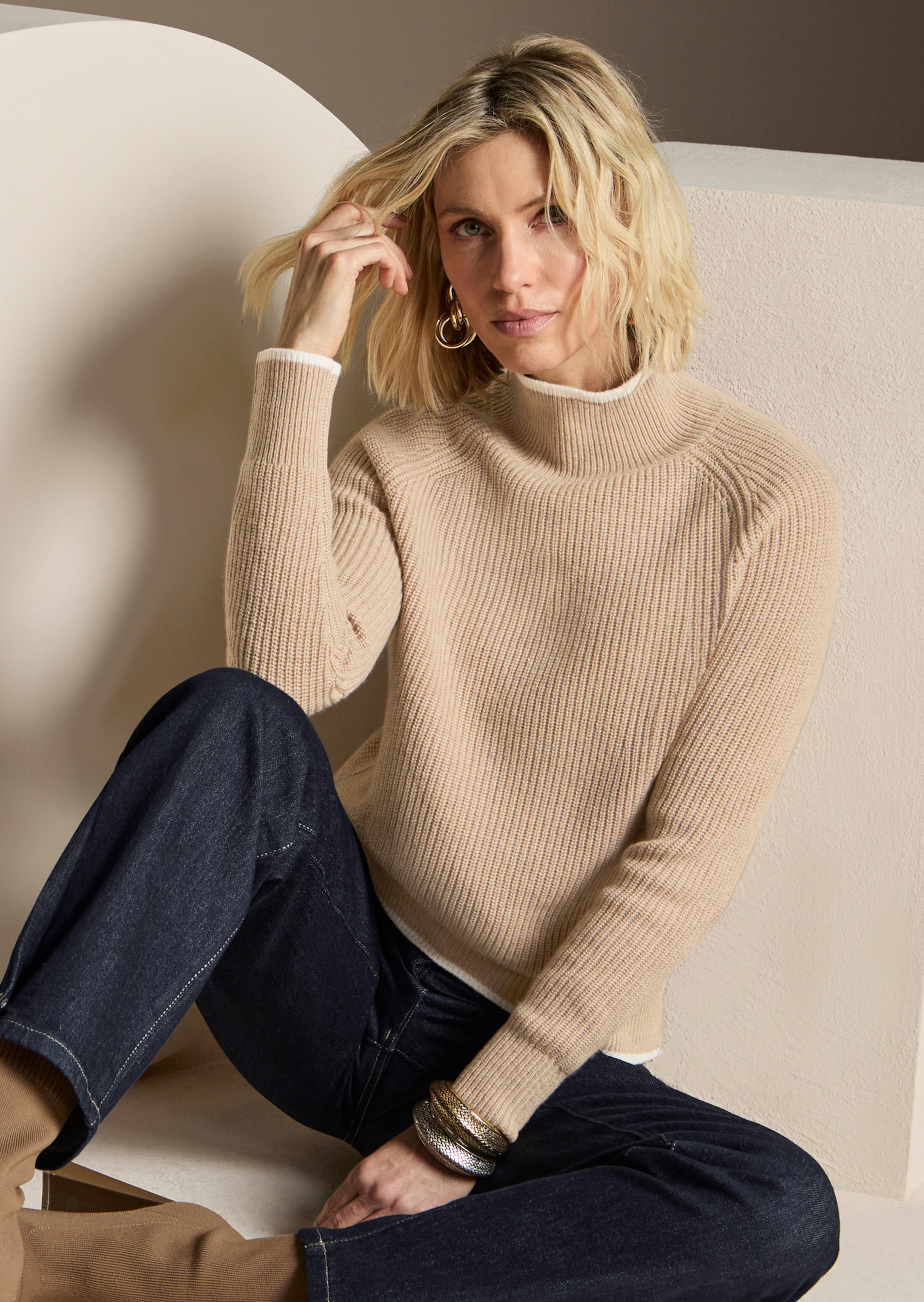 Wollpullover mit Kontraststreifen und Perlfangmuster