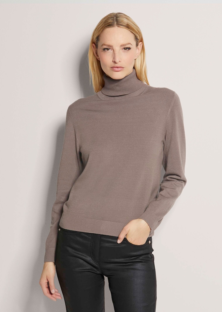 Figurnaher Feinstrickpullover