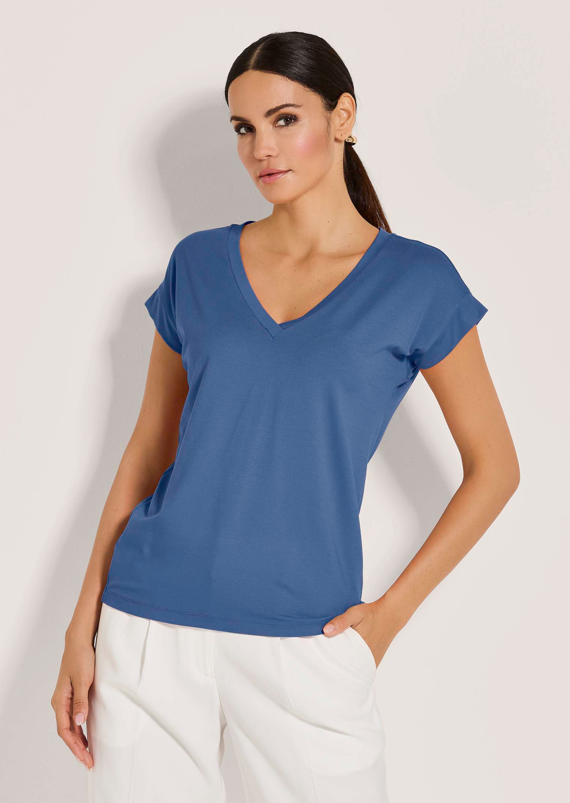 Casual shirt with V-neck