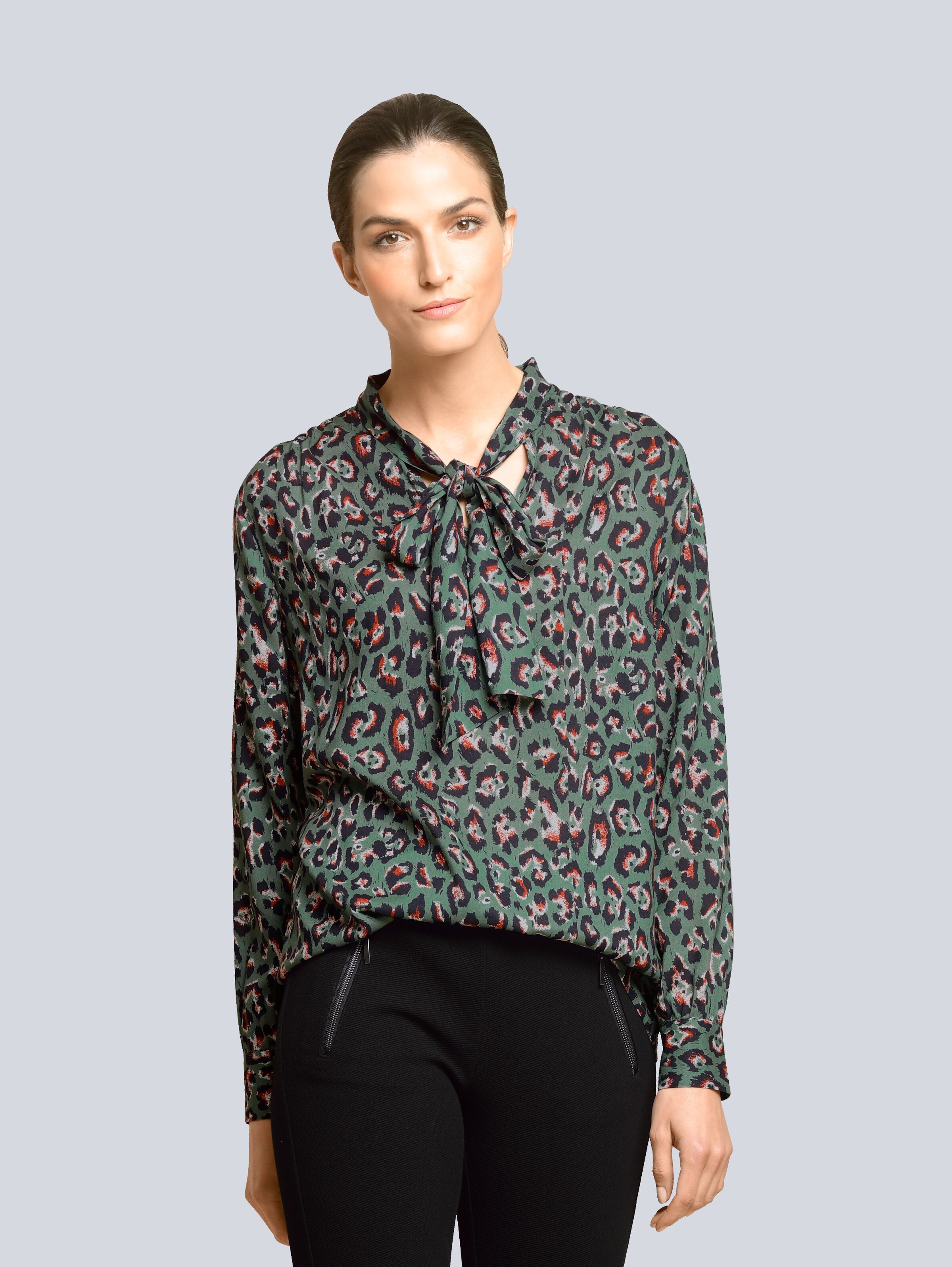 Bluse mit Schluppe zum binden
