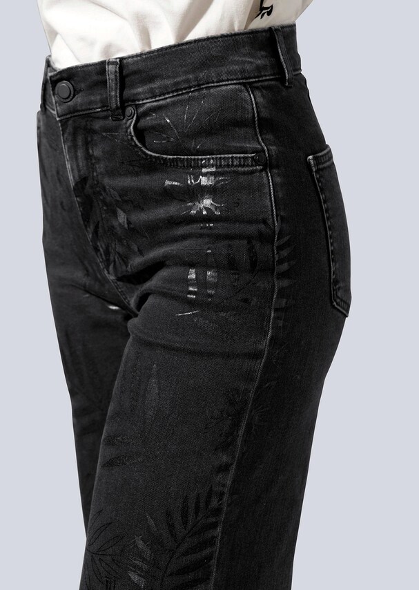 Jeans mit auffallendem Folienprint