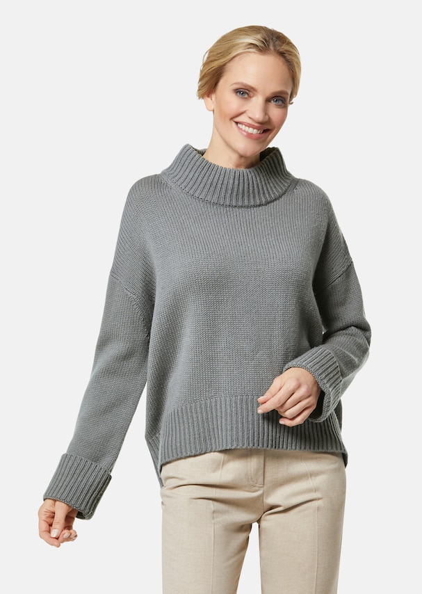 Jumper with long cuffs