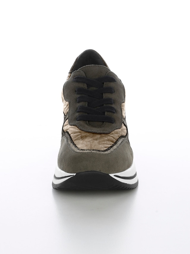 Sneaker mit modernem Materialmix 2