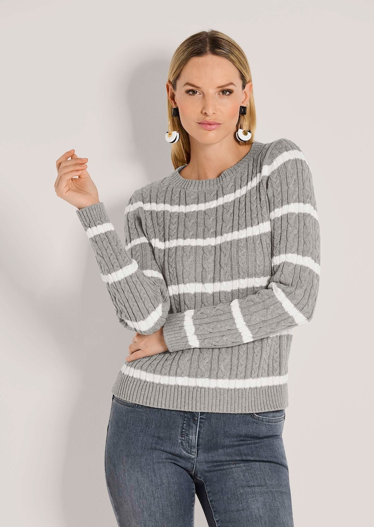 Strickpullover mit Zopfmuster