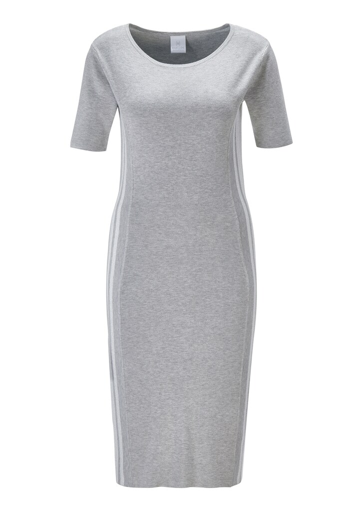 Slim-fit knitted dress with half-length sleeves