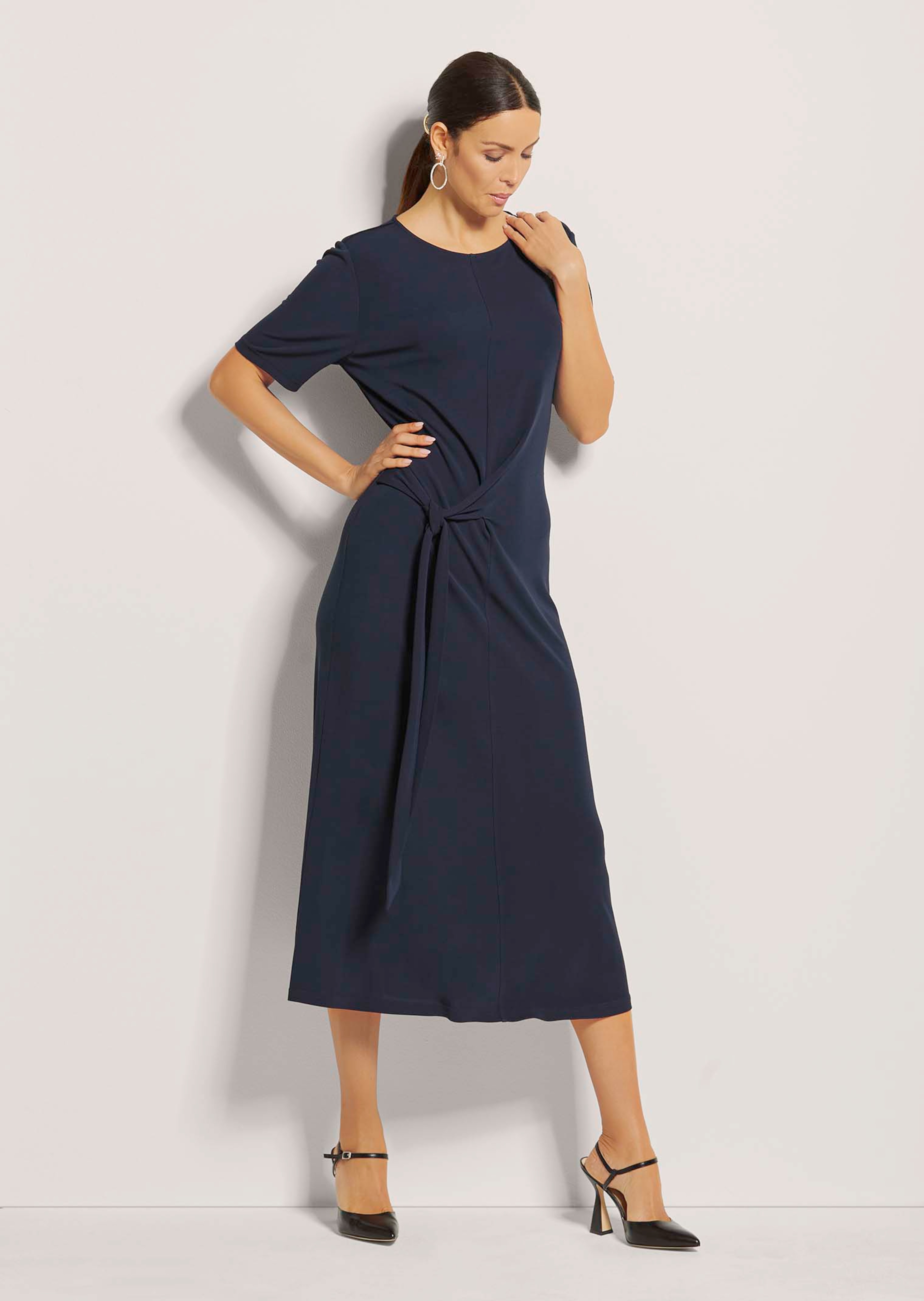 Halbarm-Kleid mit Taillenband