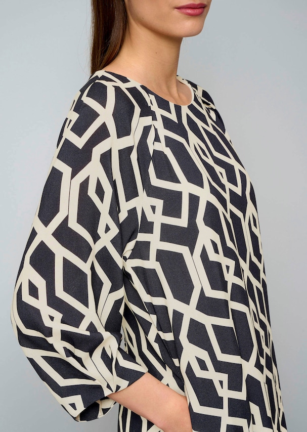 Kleid in grafischem Dessin 6