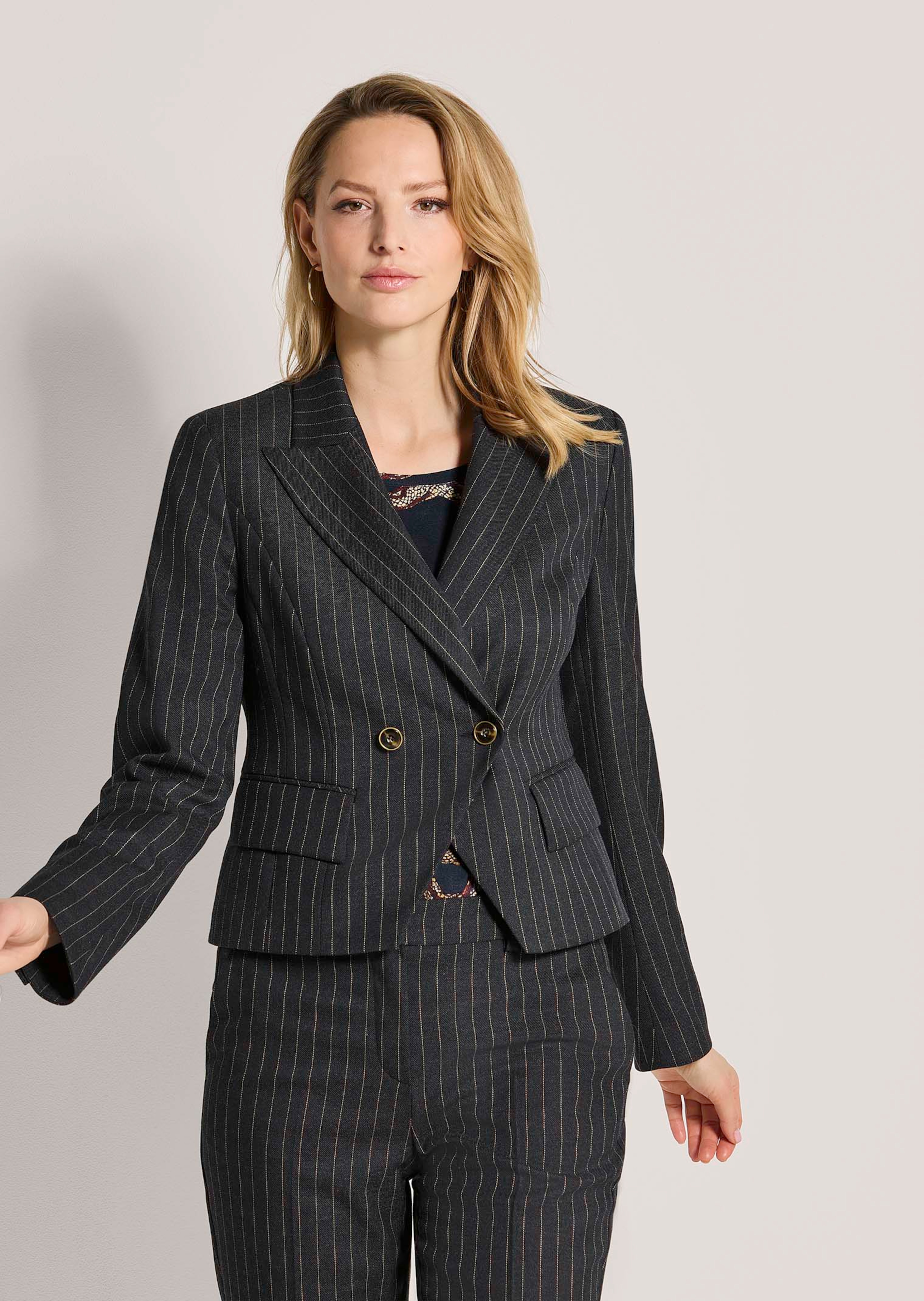 Nadelstreifen-Blazer in verkürzter Form