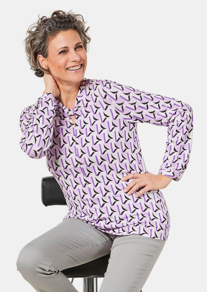 Schönes Druckshirt mit außergewöhnlichem Ausschnitt