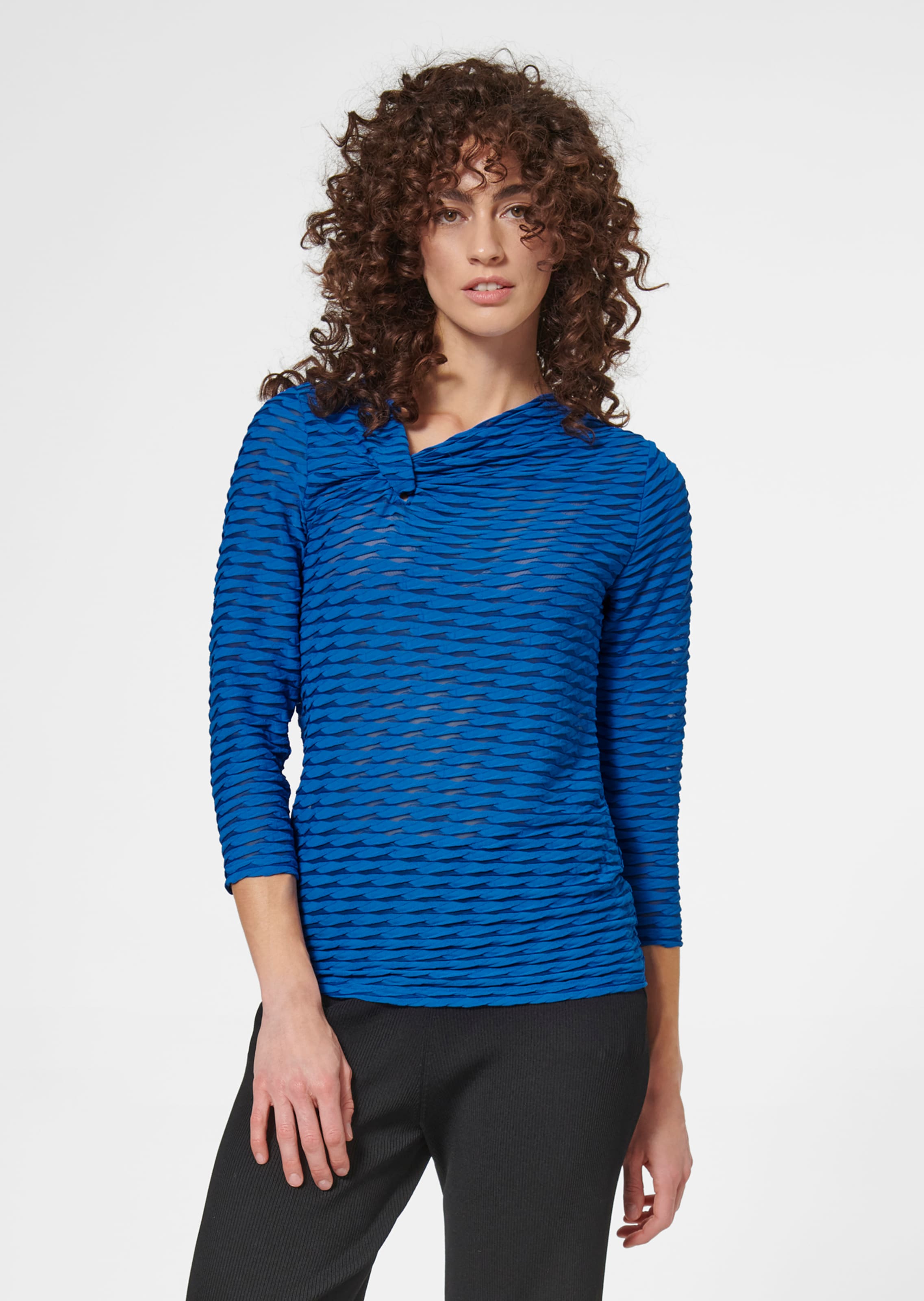 Shirt mit Knoten