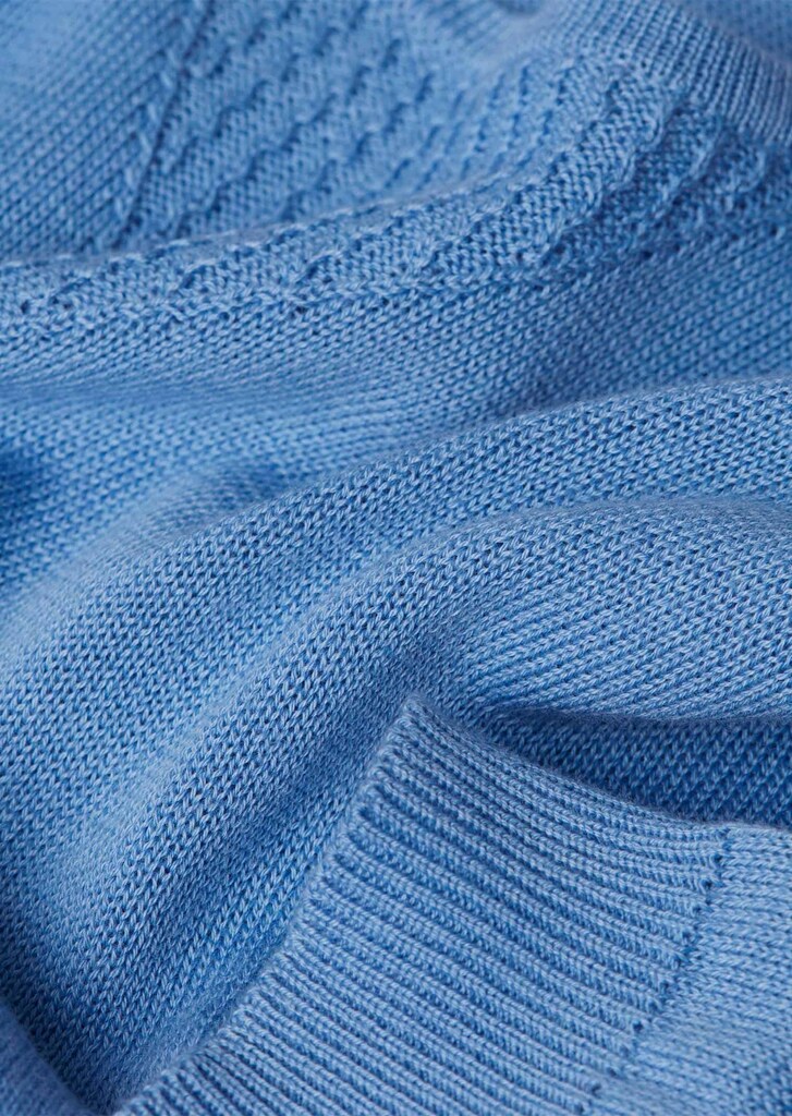 Sommerlicher Strickpullover mit Ajourmuster
