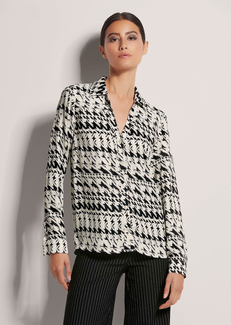 Hemdbluse mit Kontrastprint und Dekolleté-Ausschnitt