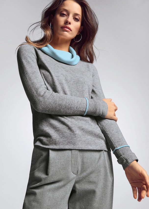 Jumper with capouchon collar