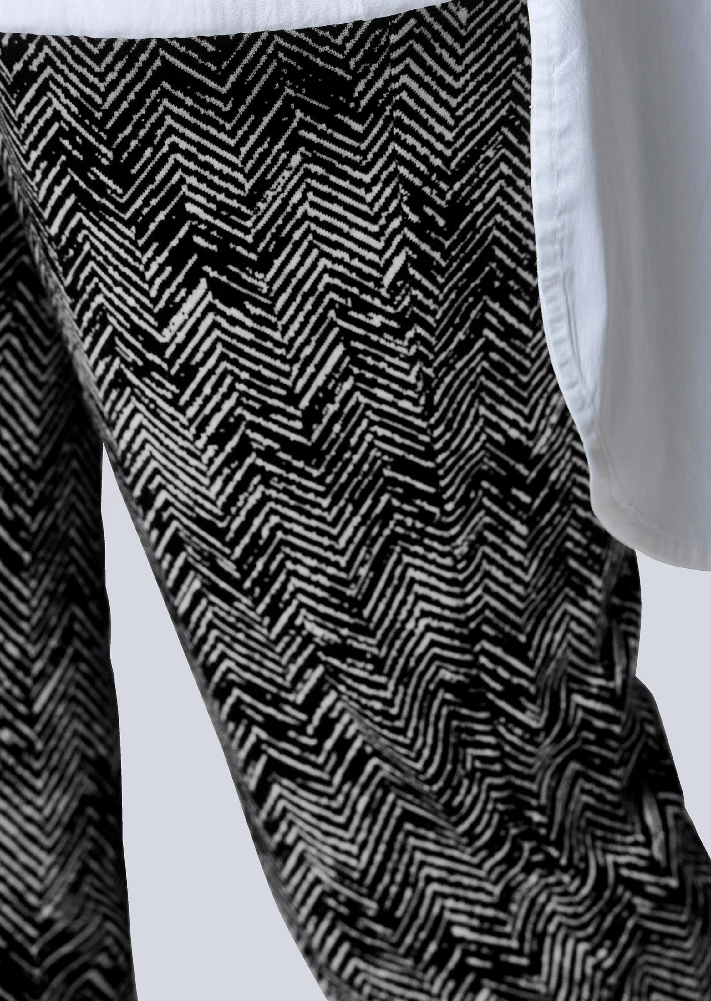 Hose in grafischem Dessin 4