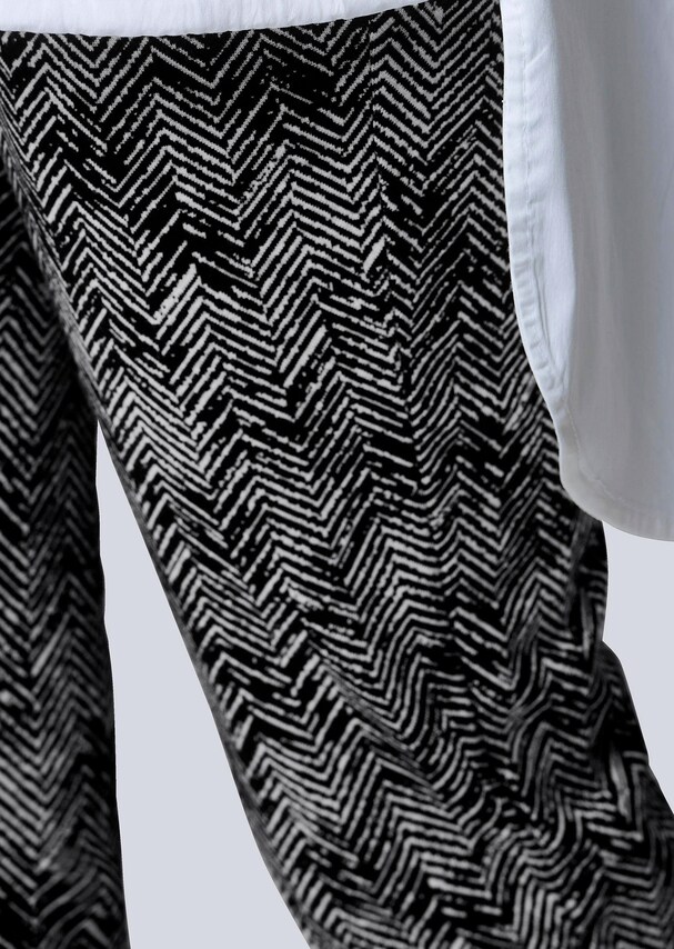 Hose in grafischem Dessin 4