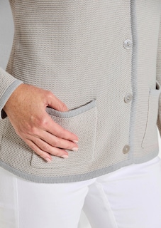 Strickjacke mit aufgesetzten Taschen thumbnail 5