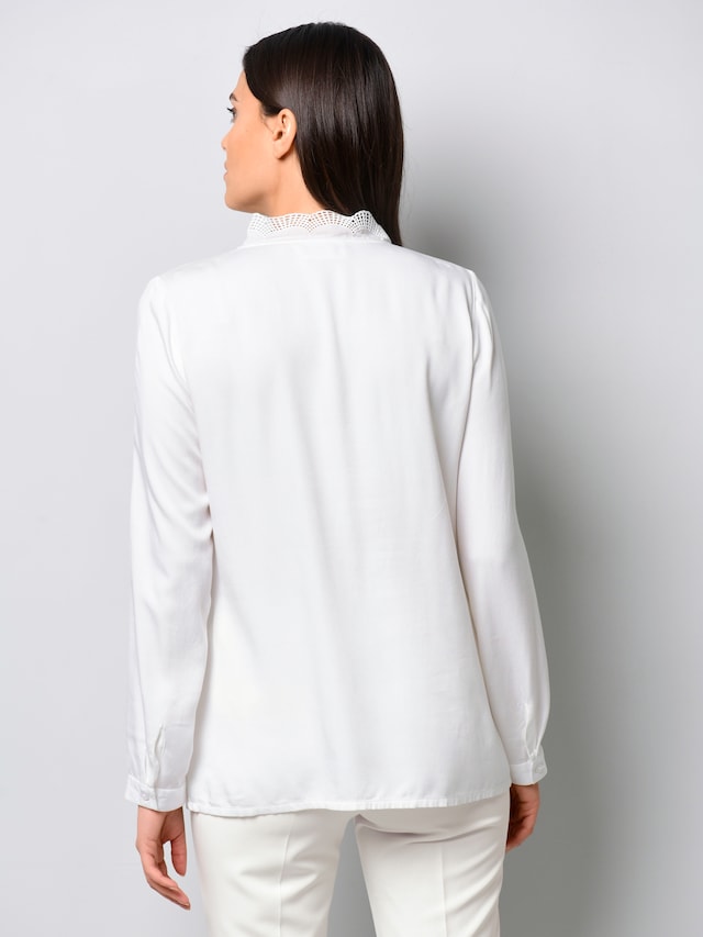 Bluse mit einer Spitzenborte am Ausschnitt 2