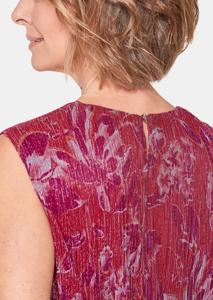 Figur umspielendes Kleid mit feinen Glanzgarnen