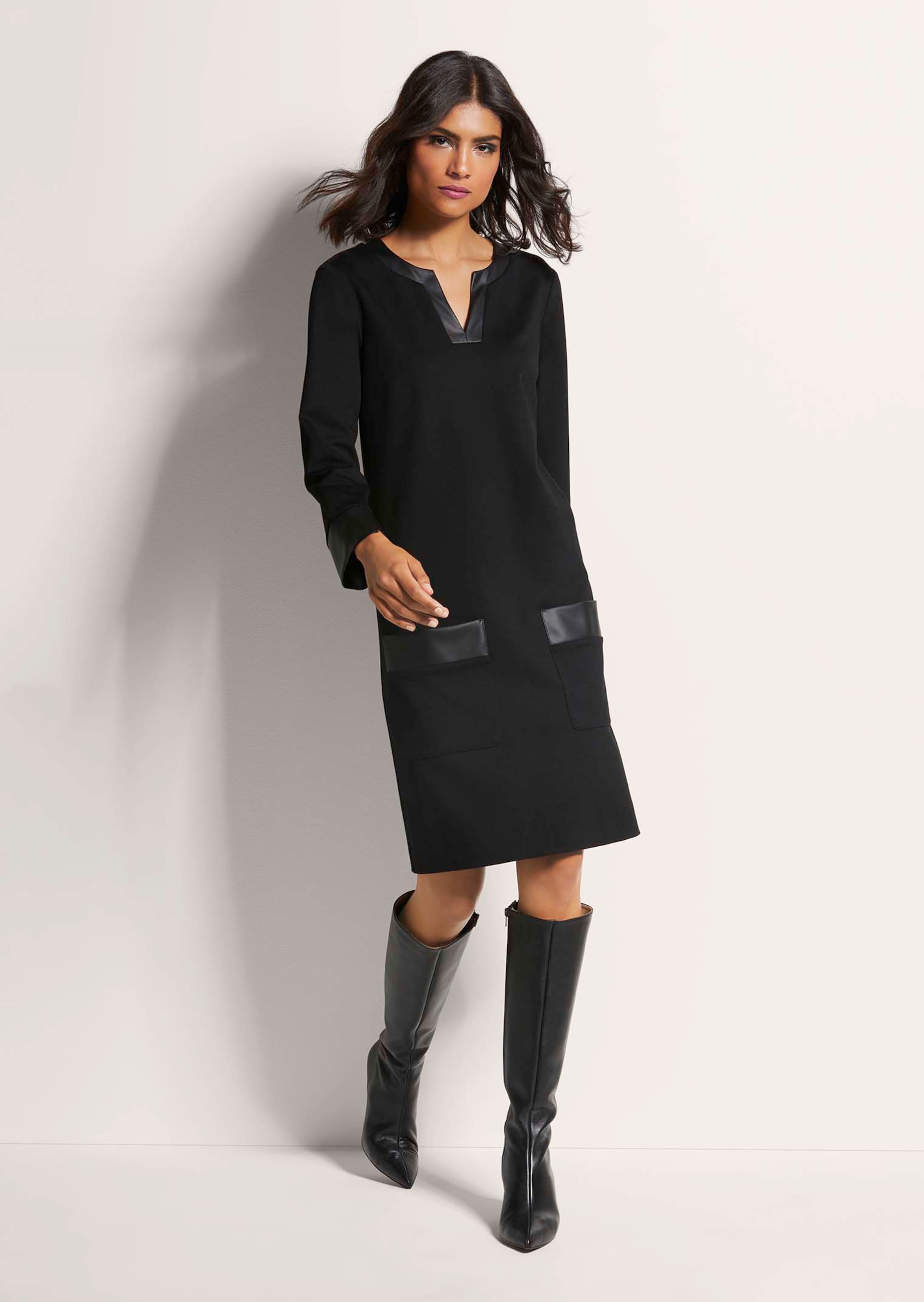 Schwarzen Kleid Etuikleid Mit Stiefel Tragen Kurzes Schwarzes