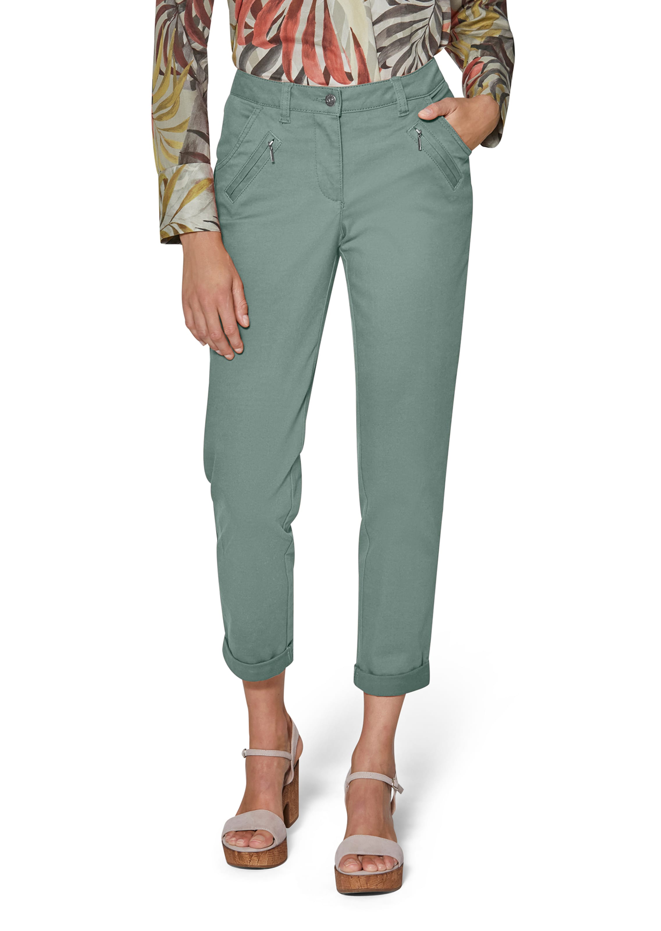 Cropped trousers in a casual chino style